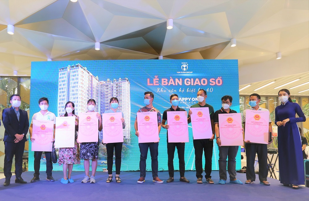 vạn xuân group bàn giao sổ hồng cho cư dân happy one phú hòa 1 cư dân happy one phú hòa nhận bàn giao sổ hồng