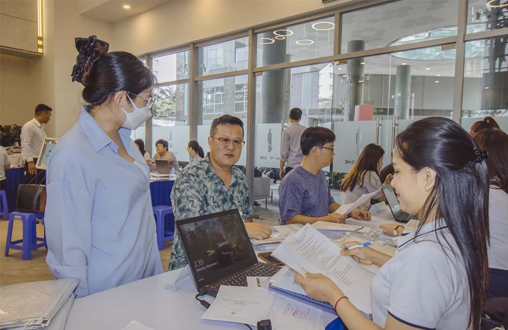 vạn xuân group bàn giao sổ hồng cho cư dân happy one central 4