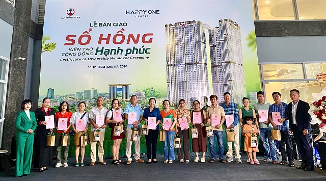 vạn xuân group bàn giao sổ hồng cho cư dân happy one central 1 cư dân nhận bàn giao sổ hồng happy one central
